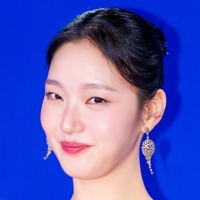 『トッケビ』俳優の愛らしい反応も！女優キム・ゴウン、大賞受賞で家族＆仲良し俳優たちが大喜び