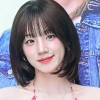 こんなに見せていいの？“胸元パックリ”衣装を上から…ウギの大胆ショットに視線釘付け「キャー！」