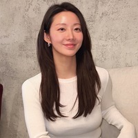 “ボリューム”際立つタイトワンピ、抜群の存在感見せる韓国シンママ女優　双子の母とは思えぬスタイル