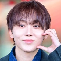 「ワンコになりたい」SEVENTEEN・スングァン、犬を抱いて優しく“なでなで”！自然体な姿にほっこり