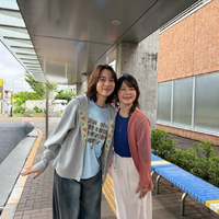のん、ドラマのオフショット公開　花柄パンツ＆フルーツ柄ワンピの秋先取りコーデに絶賛の声