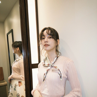 のん、ドラマのオフショット公開　花柄パンツ＆フルーツ柄ワンピの秋先取りコーデに絶賛の声