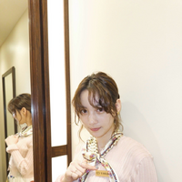 のん、ドラマのオフショット公開　花柄パンツ＆フルーツ柄ワンピの秋先取りコーデに絶賛の声