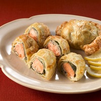 サーモンと茸のパイ包み焼き 白ワインソース添え