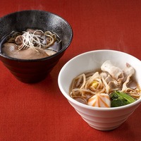 (上)鴨出汁醤油ラーメン　(下)麻辣湯麺