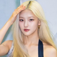 見えちゃいそう…“限界ギリギリ”の超ミニ姿で視線強奪、ハヌルにファン騒然「これいいの？」