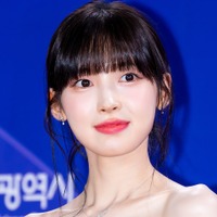 鎖骨がくっきり…アリン、紐なしドレスからのぞく“華奢ボディ”に釘付け「お美しい」「見惚れた」