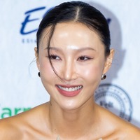 過激ダンスが「公然わいせつ」と告発されたファサ、うっとりするヴィーナスライン…南国で開放的に