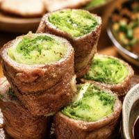 京水菜とレタスの豚肉巻き特製卵ダレ 1,210円