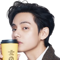 BTS・Vが広告モデル務める韓国コーヒーチェーン、マニラに1号店オープンで東南アジア進出本格化