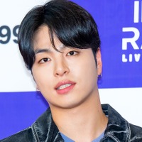 入隊控え“坊主姿”に！iKON・JU-NE、メンバーとの敬礼ショット公開「元気に行ってきます」