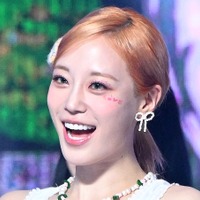 こんなメロンみたいだった!?KARA・ヨンジ、予想外のボリュームで悩殺…深Vネック衣装に釘付け