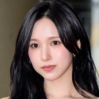TWICE・ミナ、スリットから“生脚”チラリ…気品あふれるドレス姿で魅了「美しすぎる」「女神」