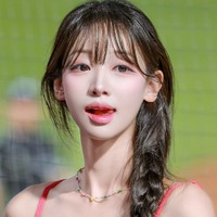 「わぁデカい…」韓国チア、収まりきらない“ボリューム感”！存在感たっぷりキャミワンピ姿に釘付け