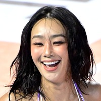収まりきってないよ？“デカい＆布少なめ”の反則コンボを披露した、夏らしさ全開のヒョリン