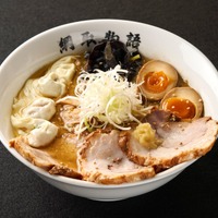 【麺部屋 綱取物語】綱取味噌味玉チャーシューわんたん麺イートイン 1,701円(1杯)〈各日数量限定〉