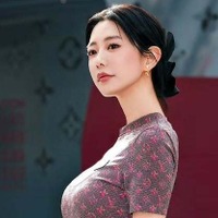 付け根ラインも大胆に…“世界で最も美しい顔”2位のクララ、ハイレッグのスイムウェア姿で圧巻グラマラス