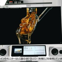 4K/240Hzの「LG UltraGear OLED 32GS95UV-W」をメインに採用（C）めてお / Meteor