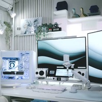 【デスクツアー】徹底的に“白”にこだわった！ガジェット愛が詰まった動画クリエイターの最新デスク