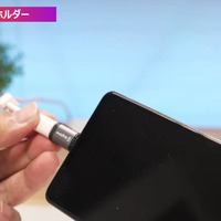 近づけるだけでくっつき、充電が始まる（C）のぶちゅーぶ