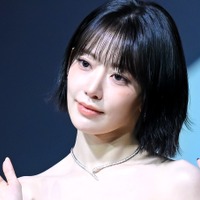 縦線うっすら…LE SSERAFIM・ 宮脇咲良、ピチっとへそ出し衣装で“美くびれ”あらわ「女神だ」