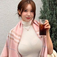 「爆ムチすぎる」卒倒寸前の“向かい合い”ショットに騒然…韓国人気美女チアの衝撃ファンサ