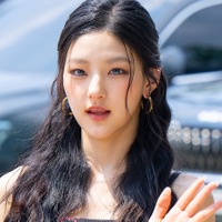 ギリギリすぎる…“ミニ丈ワンピ”で大胆ポーズ、ハヌルの美脚に視線集中「これは危険」「うわああ」