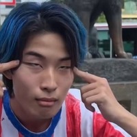 日本人ユーチューバー、韓国人気アイドルに人種差別ジェスチャーで物議　「元々こう」と開き直り