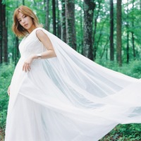 石井杏奈が『ゼクシィ』表紙に登場！軽井沢の自然に包まれた花嫁姿を披露