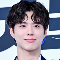 “大人の色気”にドキッ…俳優パク・ボゴム、乱れ髪×スーツの眼福ビジュアルに視線釘付け