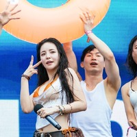 過激パフォだけじゃない！ 韓国の“びしょ濡れフェス”が突きつけた、残酷な現実「あなたの武器は何？」
