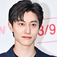 “金髪坊主”姿も公開！『涙の女王』俳優クァク・ドンヨン、本日（25日）入隊「行ってきます」