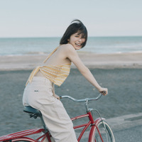 自転車に乗って満開の笑顔を見せる長濱ねる。(写真は本編には掲載していないオリジナルカット）