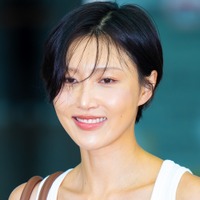 過激ダンスが「公然わいせつ」と告発されたファサ、開放的な胸元に釘付け…“カウガール風”コーデで魅了