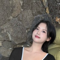 本当に19歳！？サッカーレジェンドの娘イ・ジェシ、オールブラックで際立つプロモデルの存在感