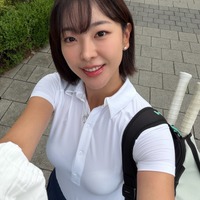 白いテニスウェアを突き破りそう…隠し切れない“くっきり”存在感　離婚した韓国女優のさわやかスタイル