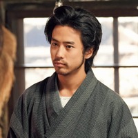 梶矢基一郎役／佐藤緋美（C）NHK