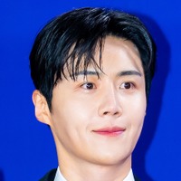顔をいじりすぎ？俳優キム・ソンホ、近況写真にファンから不満の声「加工は適度に…」