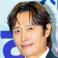 映画・ドラマ界で存在感を増すAIに緊張…俳優イ・ビョンホン、授賞式で語った新時代との向き合い方