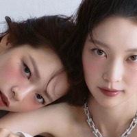 「圧倒的な“強DNA”」TWICEジョンヨン、姉コン・スンヨンとの初2ショット撮影ビハインドカット公開