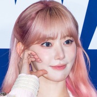 LE SSERAFIM・宮脇咲良、“羊肉串”片手にビールをゴクリ！ほんのりピンクの頬にファン悶絶