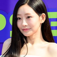 上も下も“ギリギリ”…黒ミニワンピ姿のジュリー、危険なしゃがみポーズに「目のやり場に困る」
