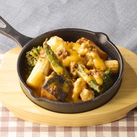 彩り野菜とチリコンカンのチーズ焼き