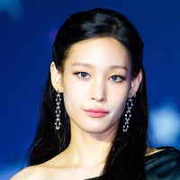 ずり落ちそう…財閥令嬢K-POPアイドル、“紐なし”ワンピで大胆肌見せ！艶やかな色気で魅了
