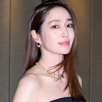 「出てた…」イ・ビョンホンの美人奥さま、黒ドレス姿で“うっかり露出”　衣装ハプニングに自ら言及
