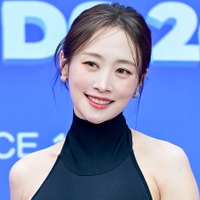 ヴィーナスラインあらわ…KARA・ニコル、“大胆肌見せ”姿に視線集中「ヤバい」「色っぽい」