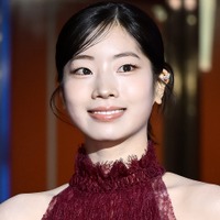 ヴィーナスラインに釘付け…TWICE・ダヒョン、“美背中”まる見えドレスで映画祭に出席「女神だ」