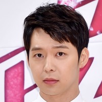 韓国で活動できない元東方神起・ユチョン、40歳の近影に注目…金髪姿で軽快ダンス