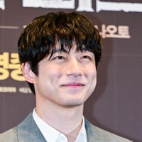 坂口健太郎の結婚、韓国でも相次ぎ報道「二股疑惑から1年越し」とも…BTSとの縁など現地で人気のワケ