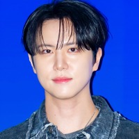 メンバーに“坊主頭”を撫でられ、思わず涙…『プデュ』にも出演のWEiキム・ドンハン　本日（9月7日）入隊